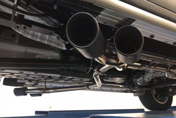 ハイラックス　サイド2本出しマフラー　GUN125 ハイラックス(GUN125) 左右2本出しサイドマフラー（テール：ブラック