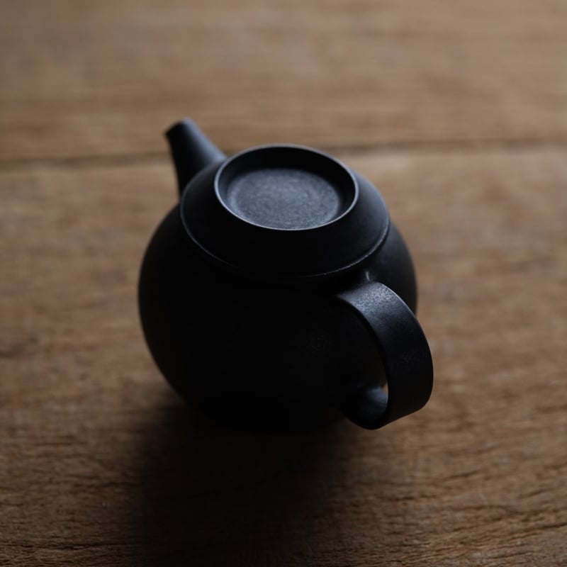 黒釉茶壷 / 服部竜也 | gallery yaichi
