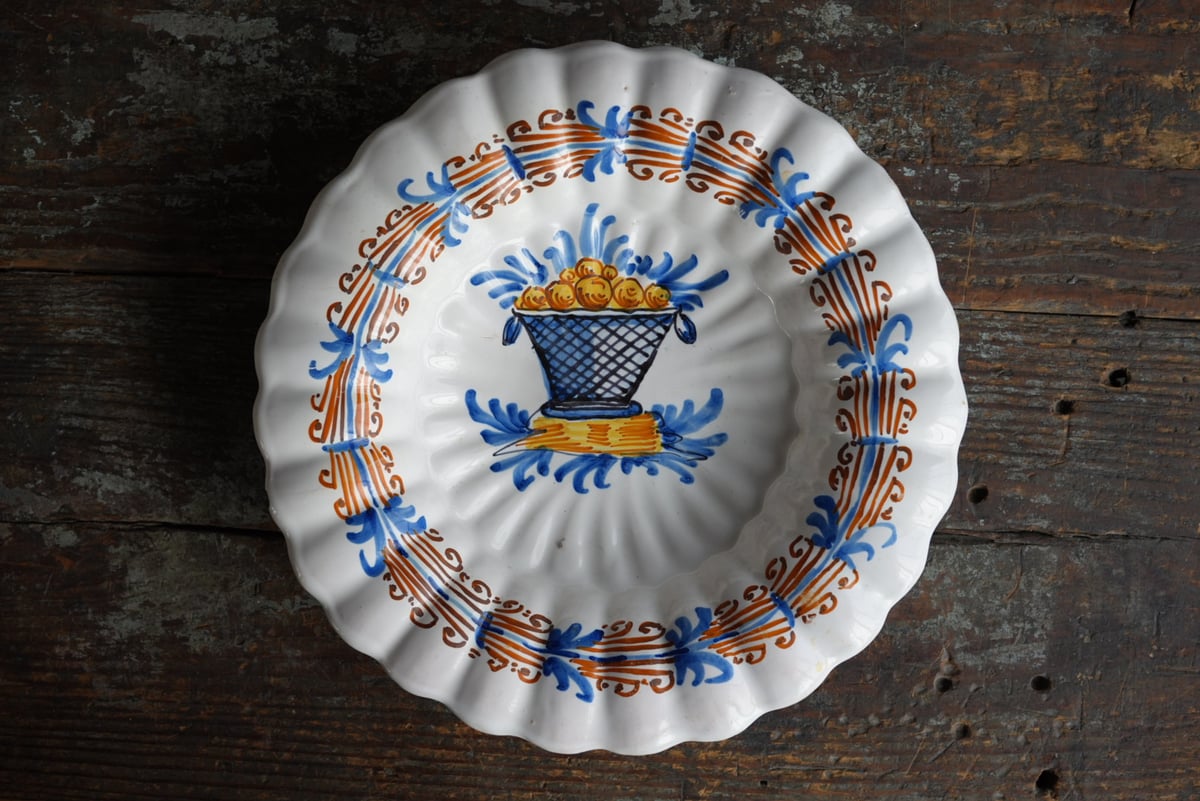 18世紀 古いファイアンス白錫釉 草花果実紋 絵付輪花大皿 / 1700~1800