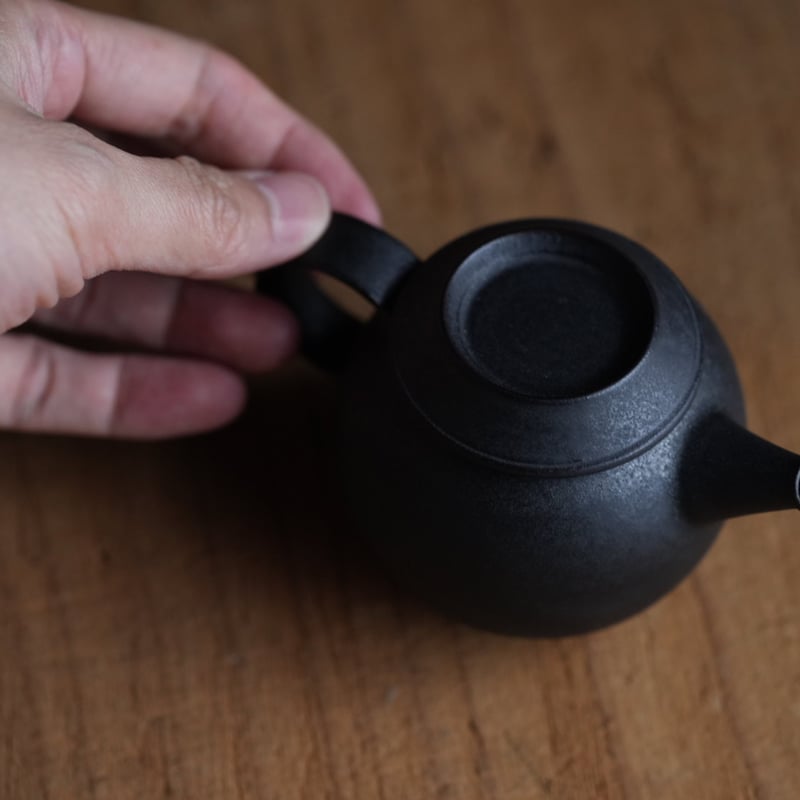 黒釉茶壷 / 服部竜也 | gallery yaichi