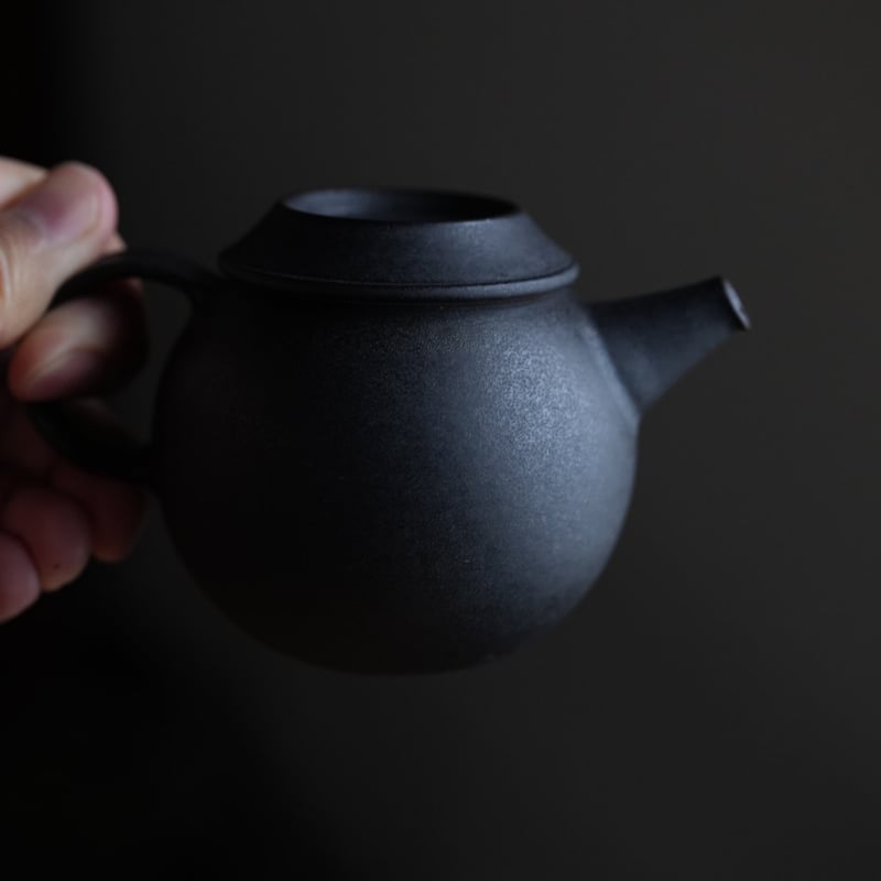 黒釉茶壷 / 服部竜也 | gallery yaichi