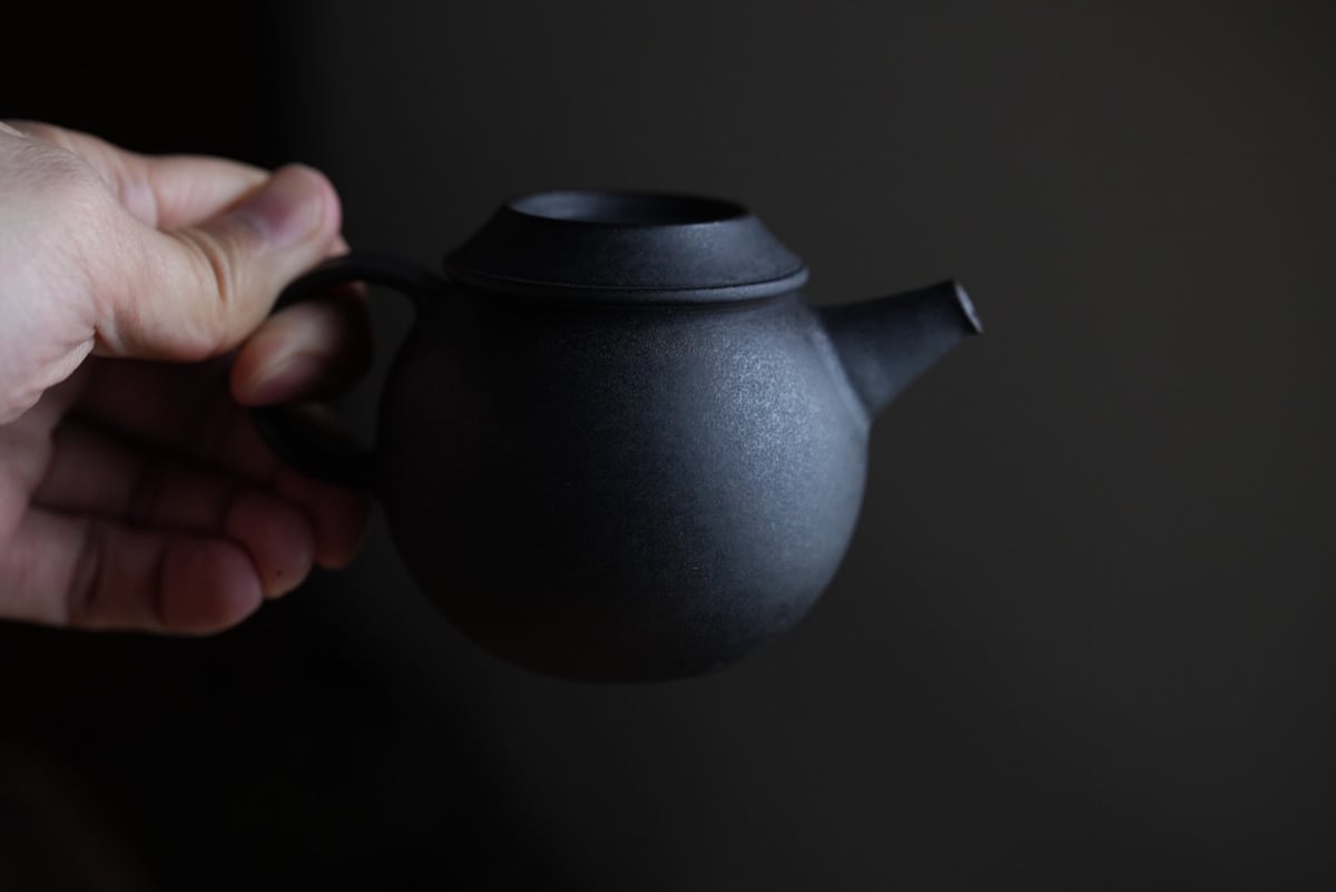 黒釉茶壷 / 服部竜也 | gallery yaichi
