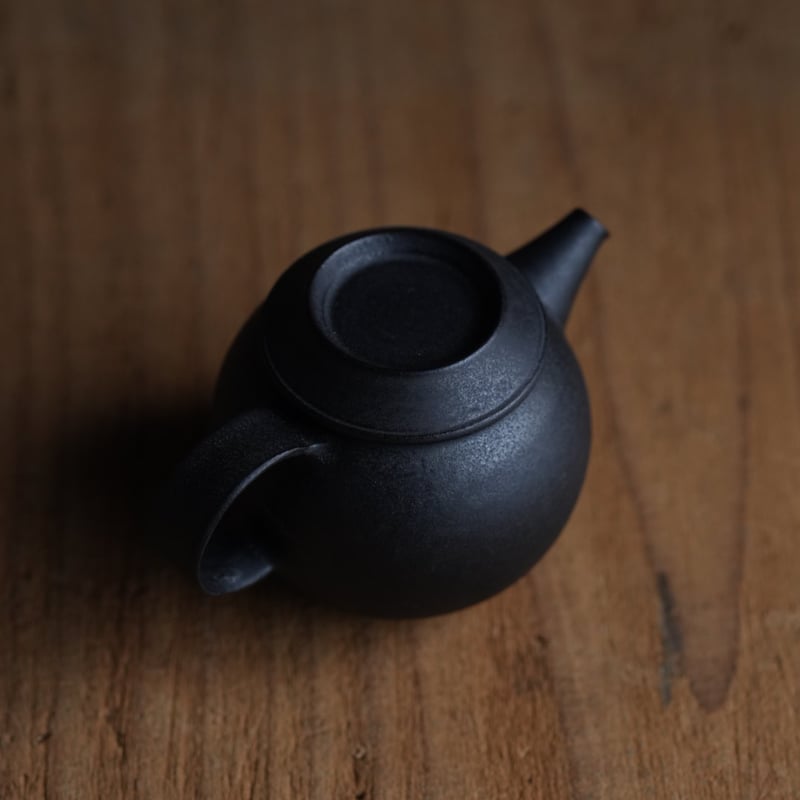 黒釉茶壷 / 服部竜也 | gallery yaichi