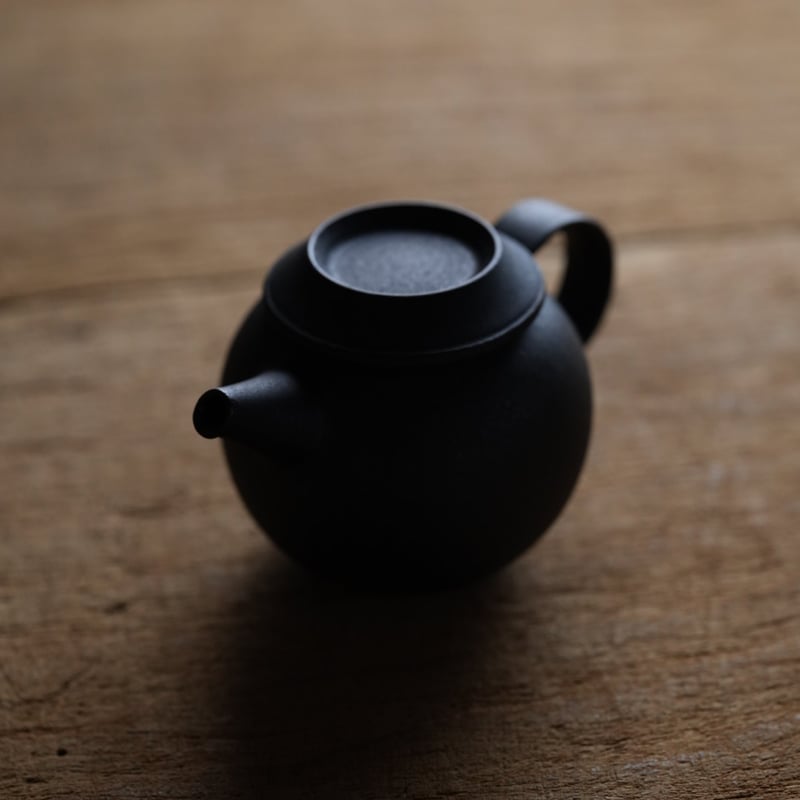 黒釉茶壷 / 服部竜也 | gallery yaichi
