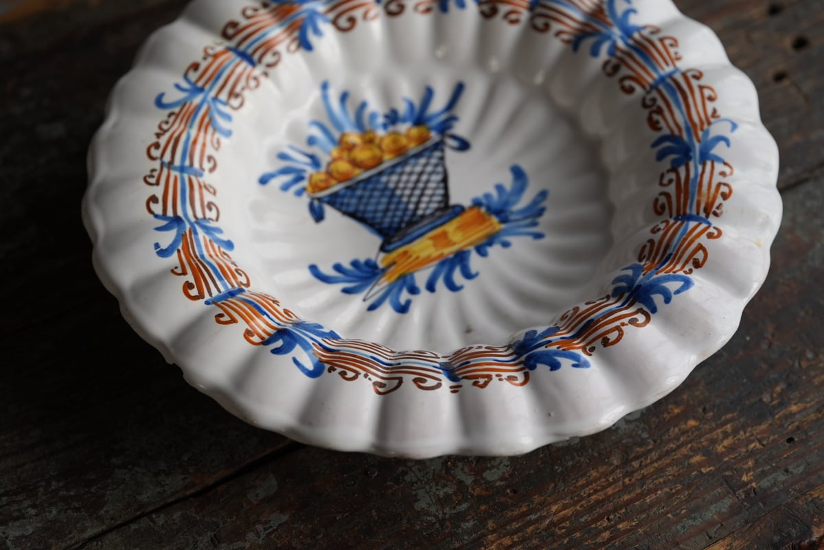 18世紀 古いファイアンス白錫釉 草花果実紋 絵付輪花大皿 / 1700~1800