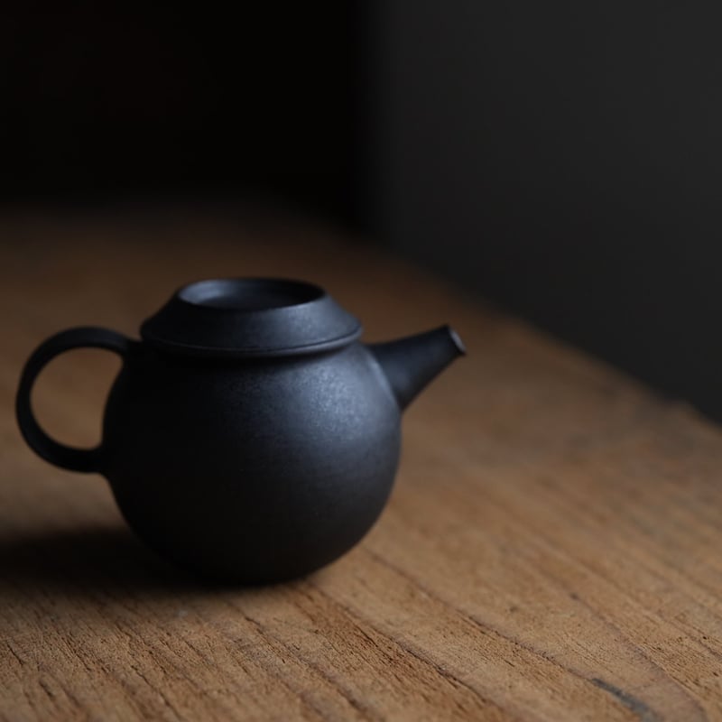 黒釉茶壷 / 服部竜也 | gallery yaichi