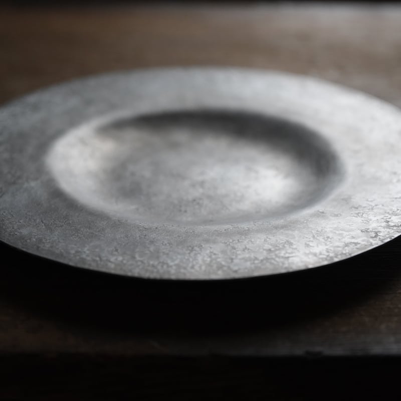 渡辺遼　アルミニウム　皿　壁掛け 渡辺遼 石形器/アルミニウム 082 | 桃居 online 展覧会