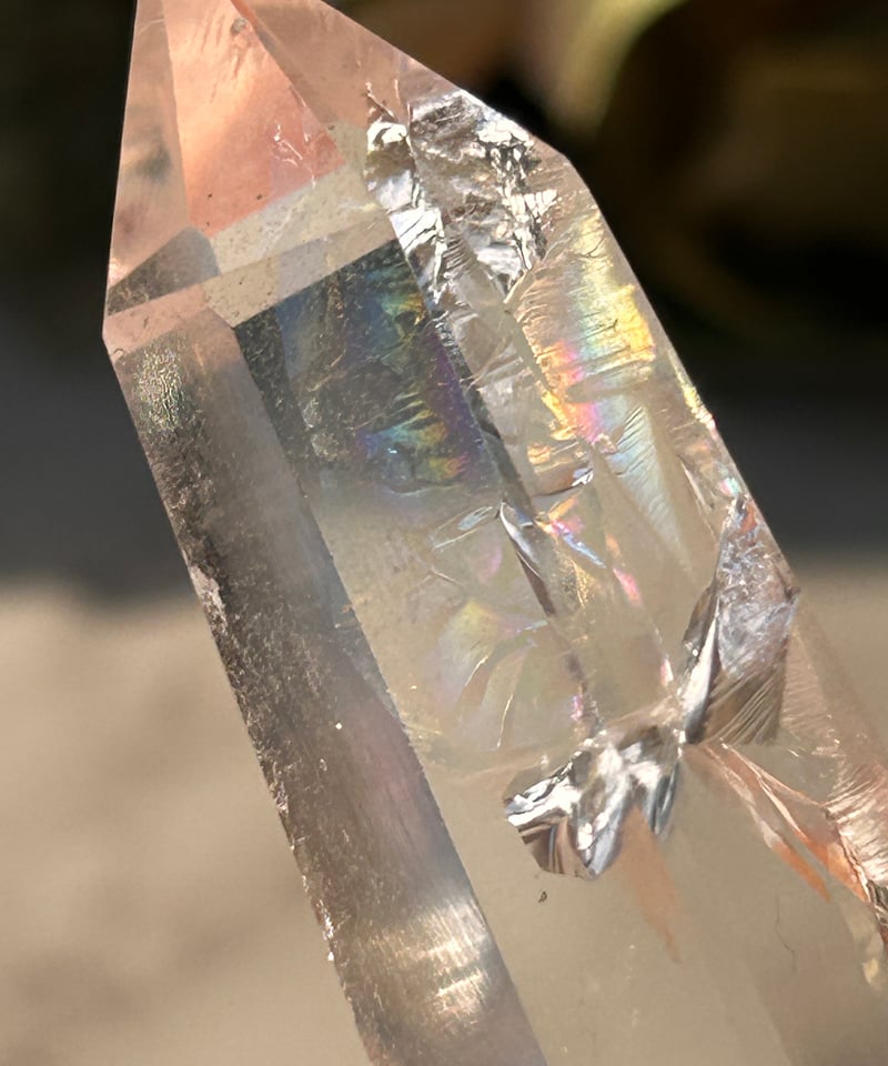 幸運に導く】レインボー水晶 六角柱ポイント ファントムクォーツ