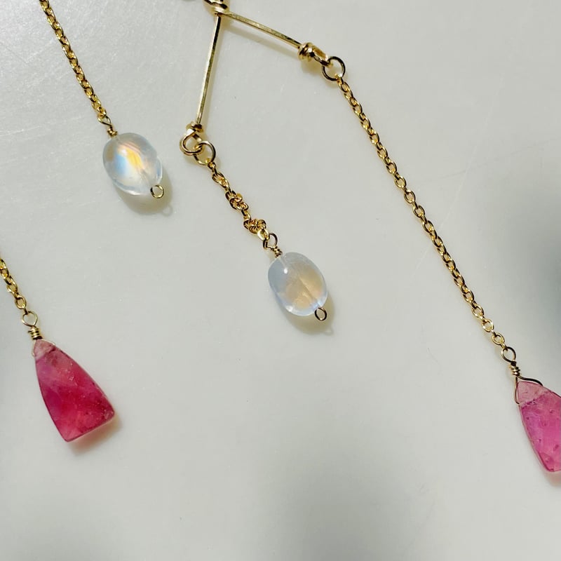 pierce 〗ルビー×レインボームーンストーンのチェーンピアス | mer 