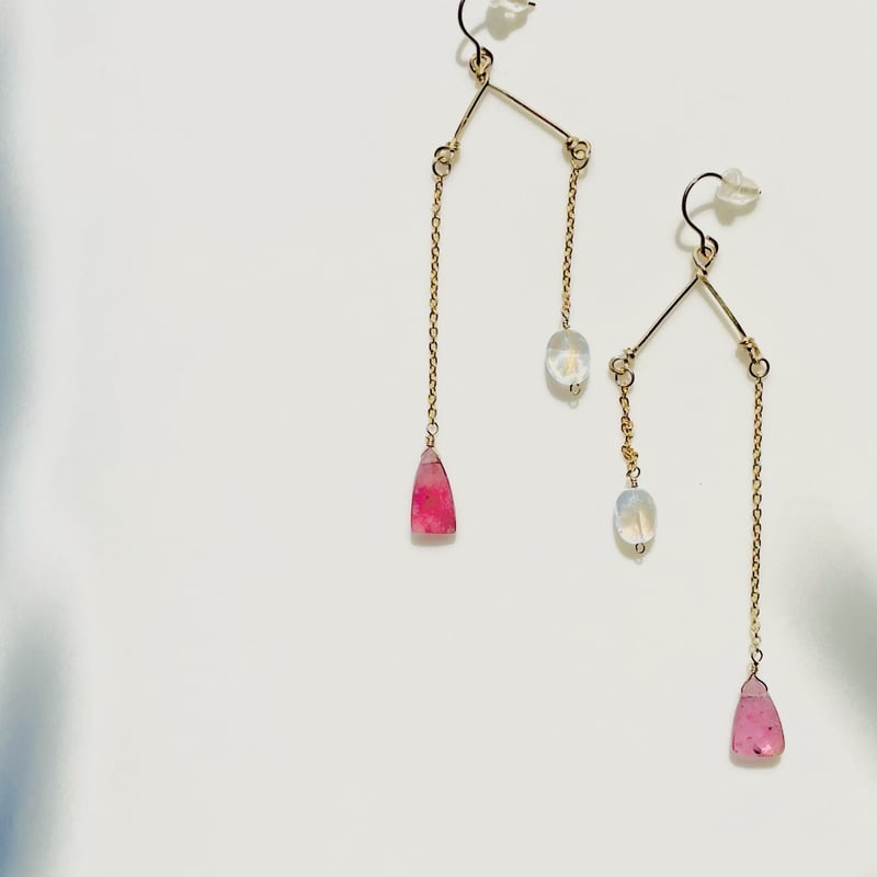 pierce 〗ルビー×レインボームーンストーンのチェーンピアス | mer 