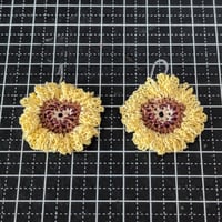 コットンレースとビーズのひまわり 樹脂フックピアス