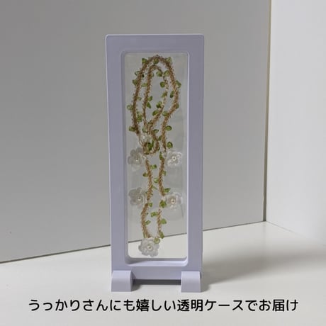 ビーズと天然石（ペリドット）、コットンレースのネックレス