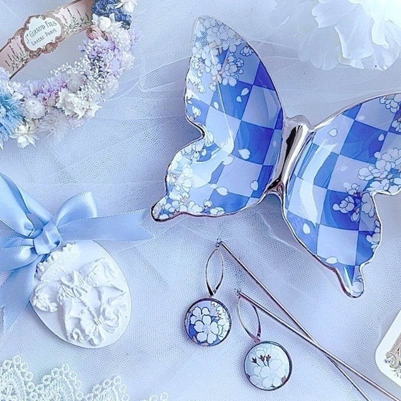 瑠璃色の胎に白・青のアイ多数のモザイク貼り付大玉、ジャワ出土、5C-9C制作とは 白磁用】櫻の宴 花緑青・瑠璃色 2色セット(1枚 968円) A4