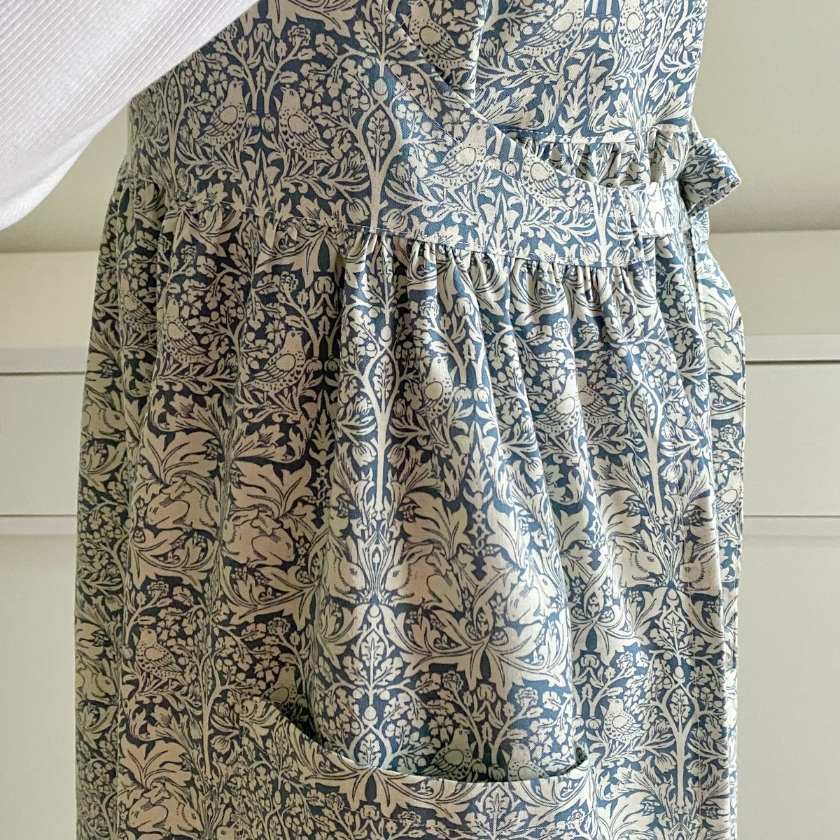 【新品】V＆A ウイリアムモリス ウサギ柄エプロン 新品】V＆A ウイリアムモリス ウサギ柄エプロン - メルカリ