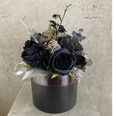 高級 造花　ブラックフラワーのシックなモノトーンアレンジメント3　モノクロ陶器鉢〈一点もの〉