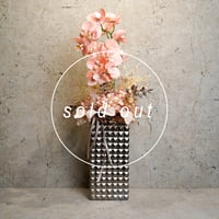 高級造花　アレンジメント　ニュアンスカラー胡蝶蘭　メタル調ブロックチェック陶器〈一点もの〉