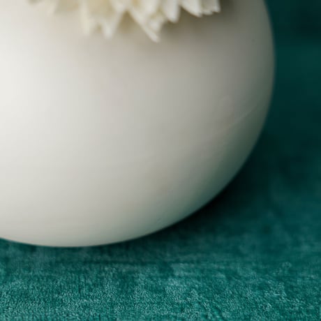 高級 造花　仏壇供花　白胡蝶蘭　白陶器丸鉢〈一点もの〉
