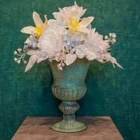 高級造花　仏壇供花　白のメモリアルアレンジ　ヴィンテージ加工グリーン鉢〈一点もの〉