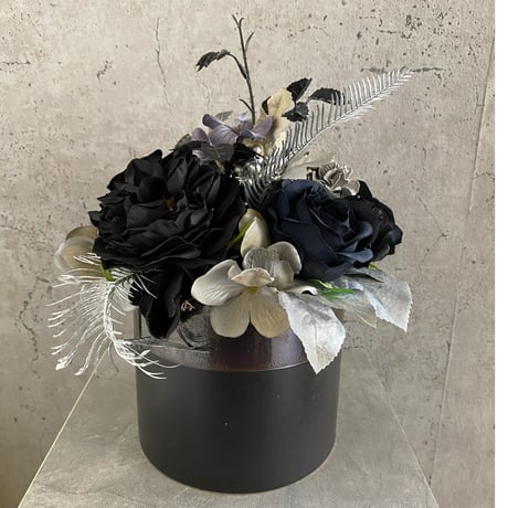 高級 造花　ブラックフラワーのシックなモノトーンアレンジメント3　モノクロ陶器鉢〈一点もの〉