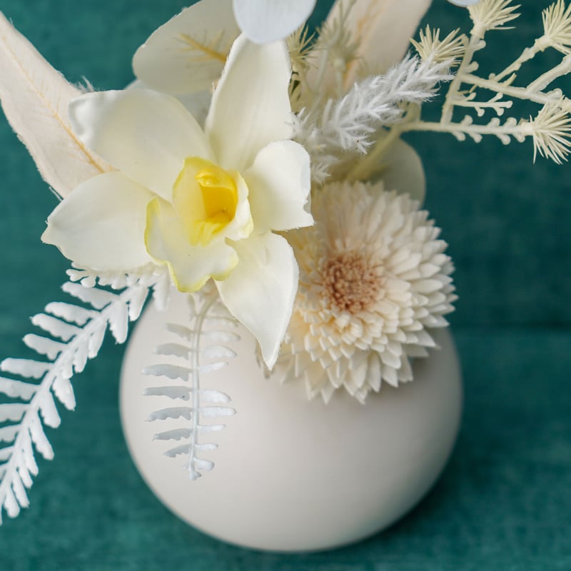 高級 造花 仏壇供花 白胡蝶蘭 白陶器丸鉢〈一点もの〉 | 高級 造花