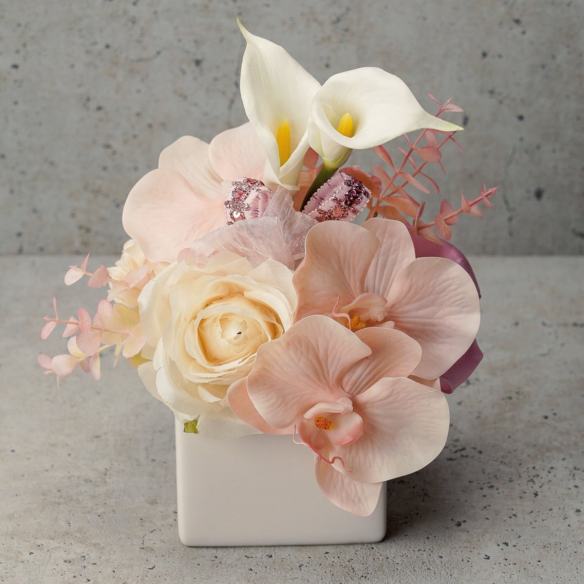 白とピンクの造花アレンジメント 高級 造花 白とピンク ロマンティックアレンジメント 白陶器四角鉢