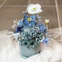 高級 造花　くすみブルーのグラデアレンジメント　ブルー陶器鉢〈一点もの〉