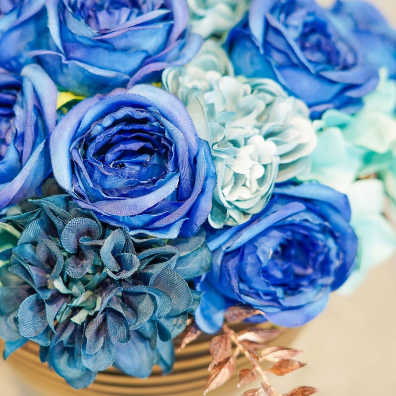 青いバラの造花アレンジメント 高級 造花 アレンジメント ブルーローズ 陶器〈一点もの〉 | 高級 造花