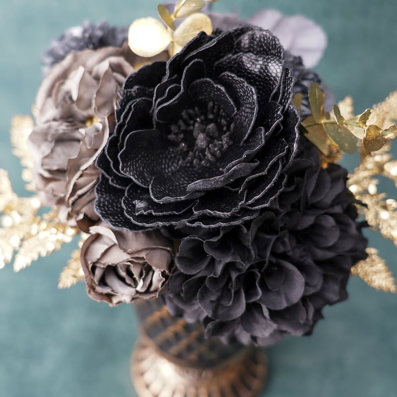 高級 造花 ブラックとゴールドのシックなモノトーンアレンジメント