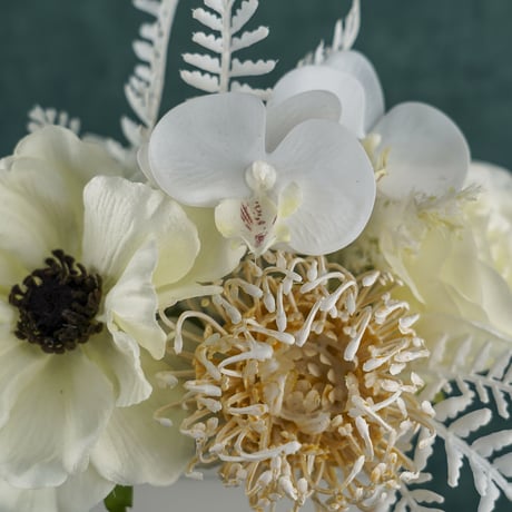 高級 造花　仏壇供花　白アネモネ　白陶器四角鉢〈一点もの〉