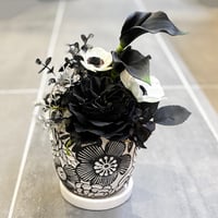 高級 造花　ブラックフラワーのシックなモノトーンアレンジメント２　モノクロ陶器鉢〈一点もの〉