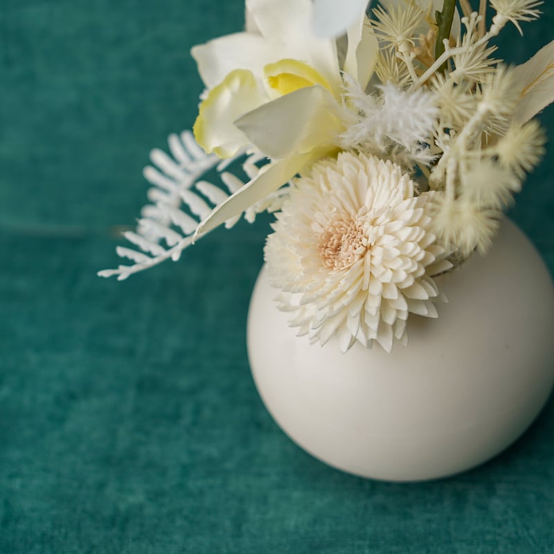 高級 造花 仏壇供花 白胡蝶蘭 白陶器丸鉢〈一点もの〉 | 高級 造花