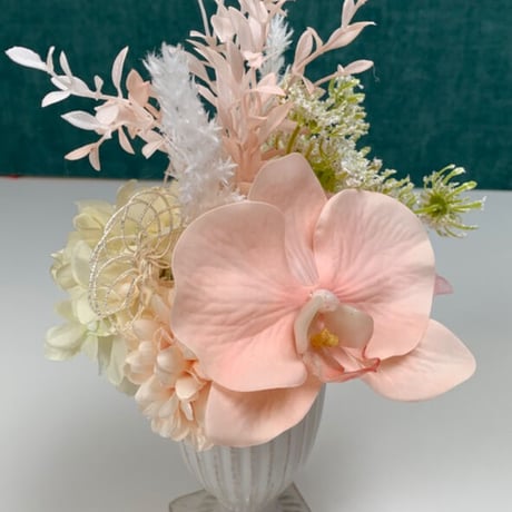 高級 造花　仏壇供花　ピンクのメモリアルアレンジ　蘭　白陶器鉢〈一点もの〉