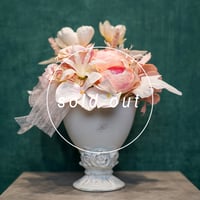 高級 造花　仏壇供花　ピンク・白のメモリアルアレンジ　ヴィンテージ加工白陶器鉢〈一点もの〉