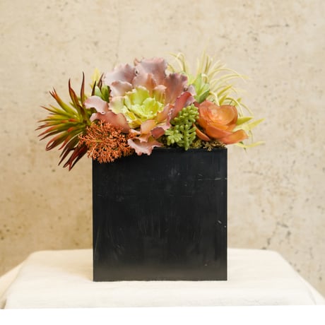 高級造花　フェイクグリーン 多肉寄せ植え　四角黒鉢〈一点もの〉