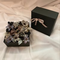 高級 造花　黒BOXフラワー　モノトーン　10.5cm×10.5cm
