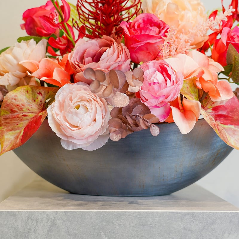 高級 造花 蘭 ピンクオレンジのビビットなアレンジメント 黒オーバル鉢