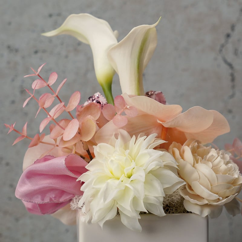 白とピンクの造花アレンジメント 高級 造花 白とピンク ロマンティックアレンジメント 白陶器四角鉢