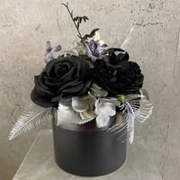高級 造花　ブラックフラワーのシックなモノトーンアレンジメント3　モノクロ陶器鉢〈一点もの〉