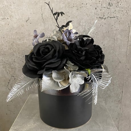 高級 造花　ブラックフラワーのシックなモノトーンアレンジメント3　モノクロ陶器鉢〈一点もの〉