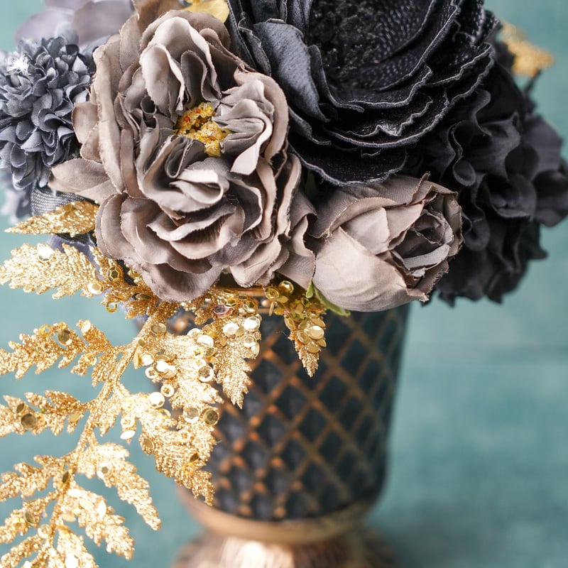 高級 造花 ブラックとゴールドのシックなモノトーンアレンジメント