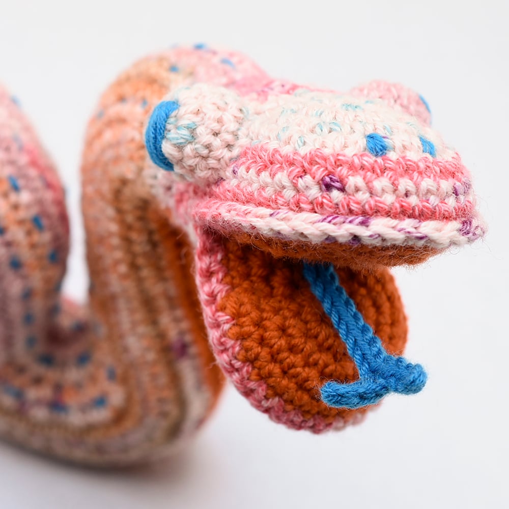 【海外アーティストハンドメイド】　本物毛糸編み物ぬいぐるみ　ヘビ 海外アーティストハンドメイド】 本物毛糸編み物ぬいぐるみ ヘビ