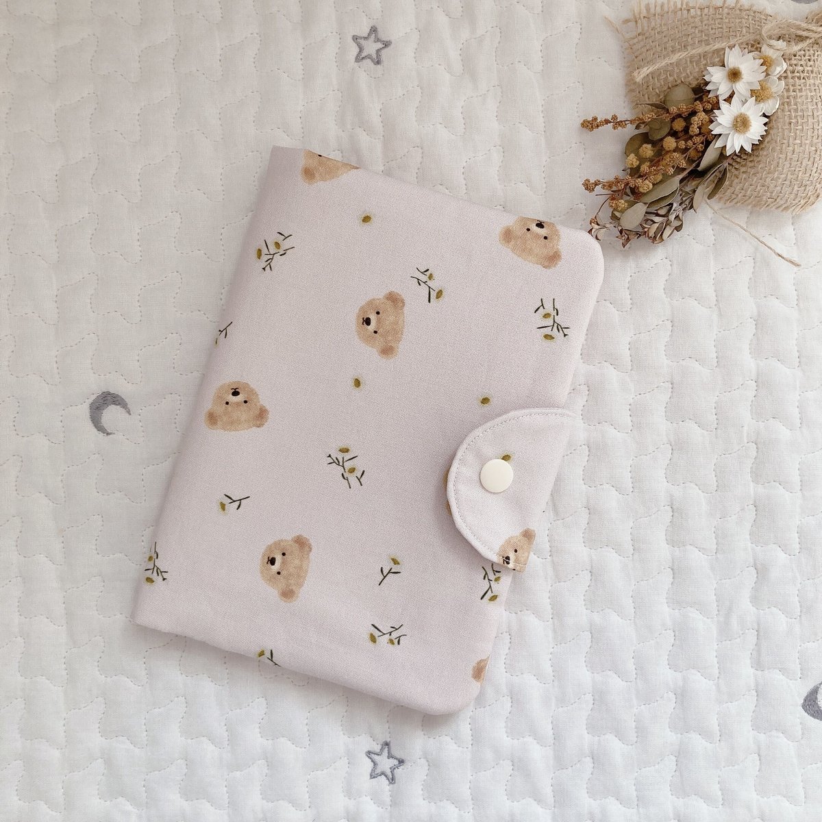 くまさんとお花の母子手帳ケース（ピンク） | Haruhi Made