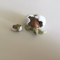 陶器ミニチュアシリーズ「ウミガメ」Sサイズ（左側）