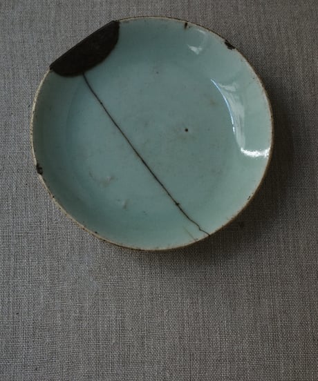 「鉄」直しの青磁皿