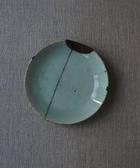 「鉄」直しの青磁皿