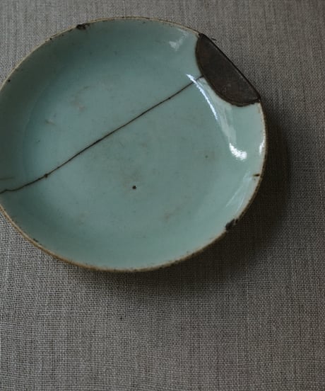 「鉄」直しの青磁皿