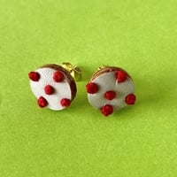 本革ドット刺繍ピアス 　小ぶりで軽い 上品な彩り〈サンドベージュ〉