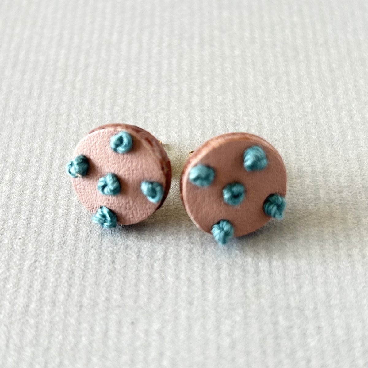 オカッパラバー ピアス リング 刺繍 陶器 本革ドット刺繍ピアス 小ぶりで軽い やさしい彩り〈さくらピンク