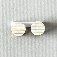 本革プリーツイヤリング小ぶりで軽い やさしく上品〈オフホワイト〉