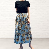 サックスブルーの花柄タックスカート